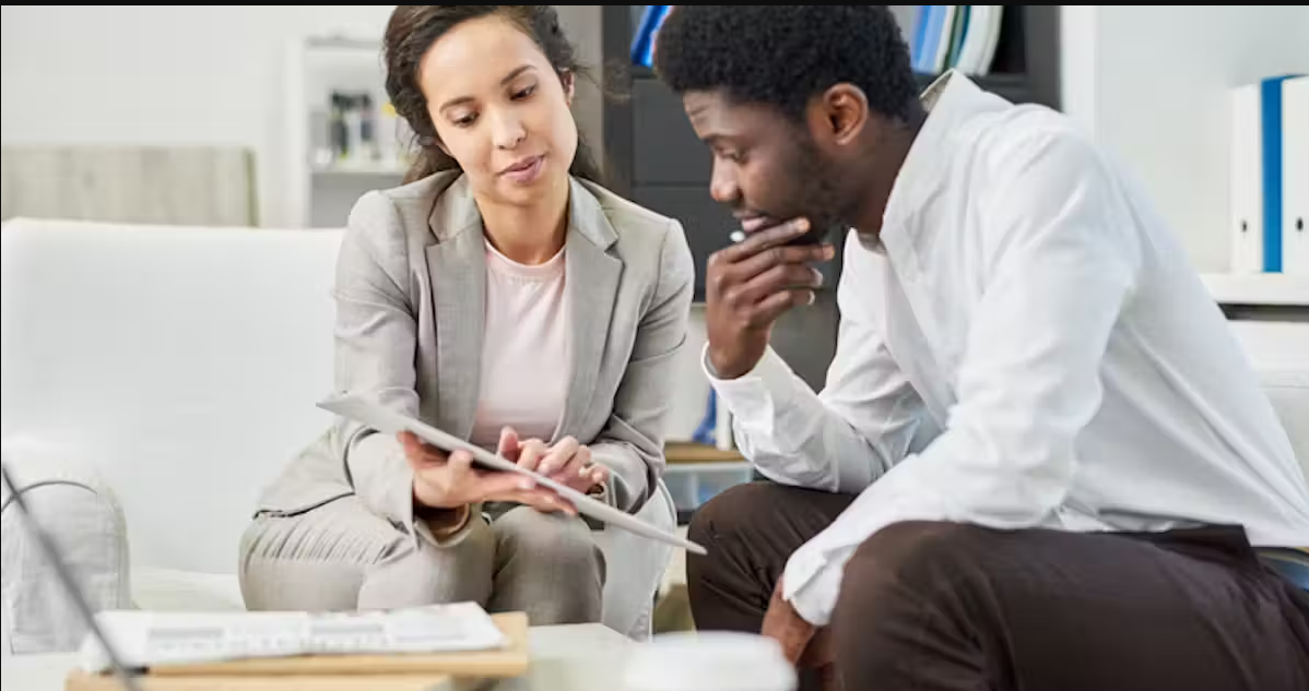 Zakenmensen bespreken documenten op kantoor