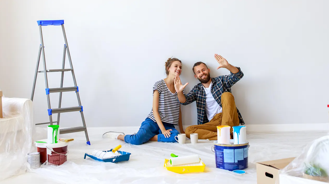 Ζευγάρι που κάνει εργασίες ανακαίνισης