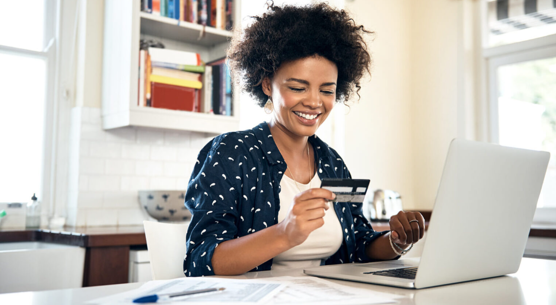 Γυναίκα που εργάζεται με πιστωτική κάρτα και φορητό υπολογιστή