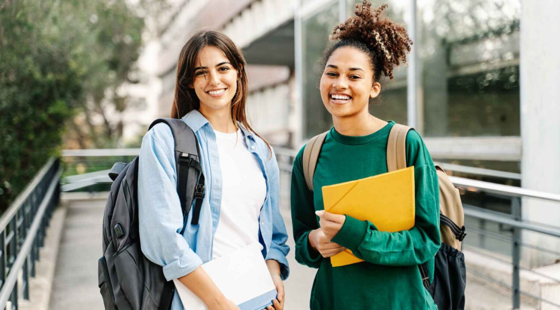Φοιτητές με σακίδια στην πανεπιστημιούπολη
