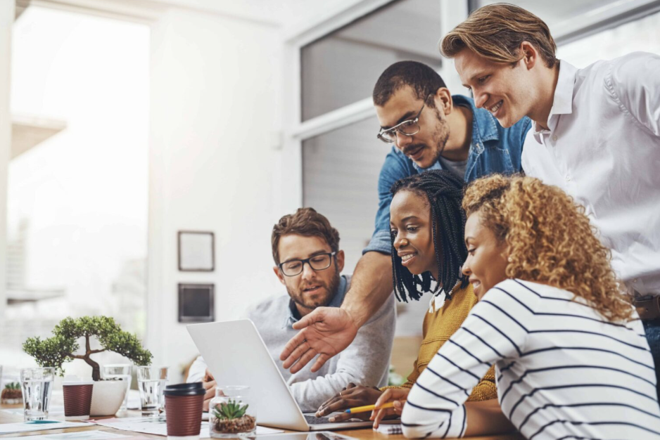 Επαγγελματική ομάδα που συζητά γύρω από έναν φορητό υπολογιστή